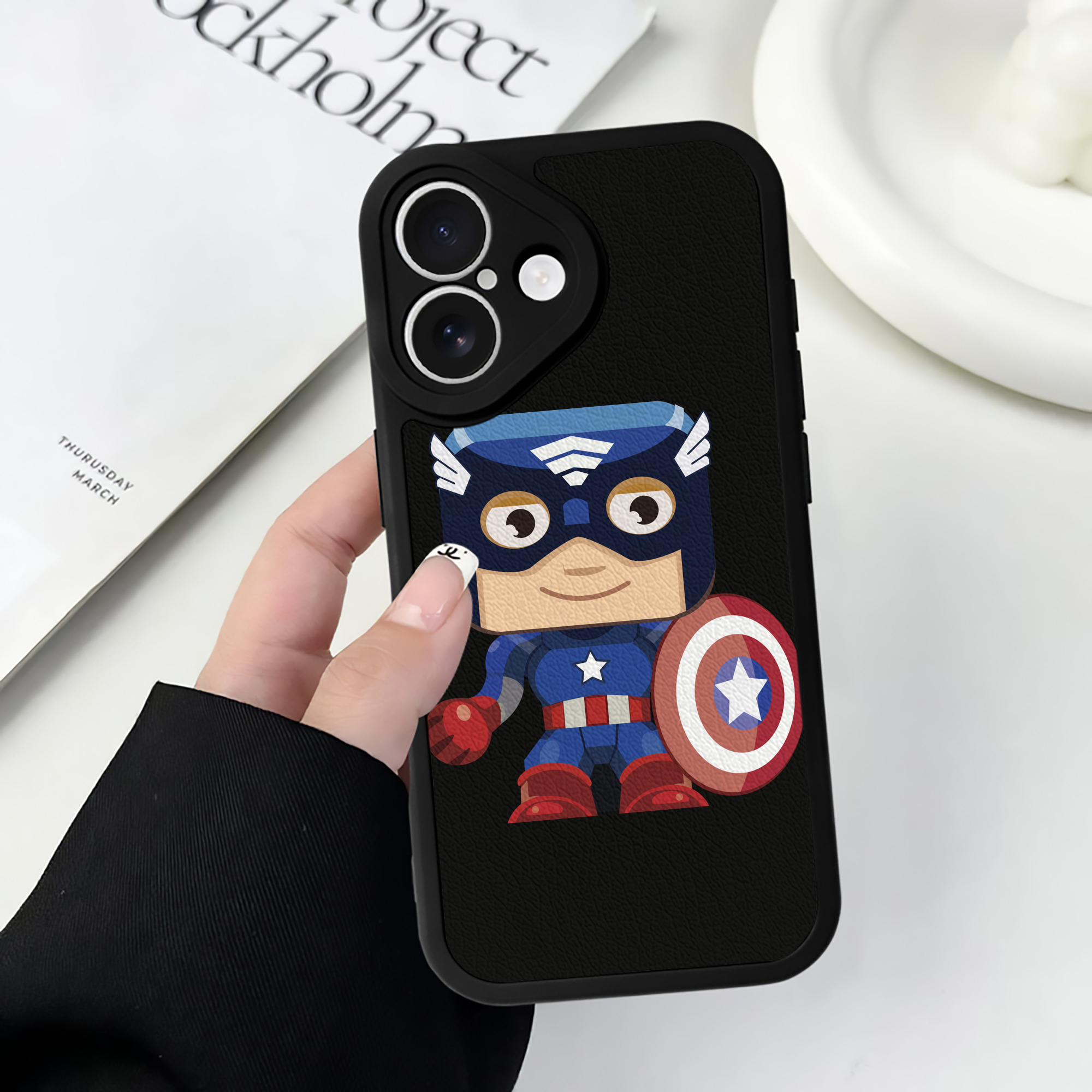 （画像用） アベンジャーズ The Avengers 【iPhone 16シリーズ対応】シリコンスマホケース（レザー調） 材質：シリコン